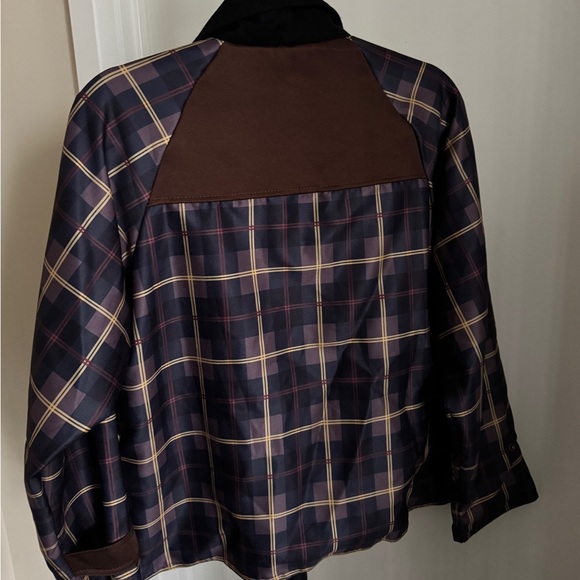 Lightweight Plaid Jacket with Brown Accents - Picture 4 of 11